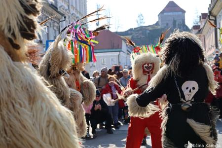 Kamnik so obiskali koranti iz Zamušanov pri Ptuju in v mestno jedro privabili nepregledno množico, željno ogleda tradicionalne pustne šege (17)